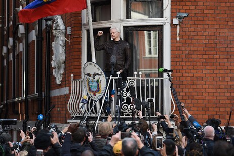 Julian Assange na embaixada do Equador em Londres, em maio de 2017