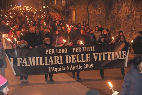 Partecipanti alla fiaccolata dell'Aquila