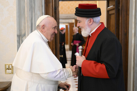 Francisco con Mar Awa III en el Vaticano.