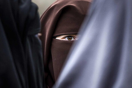 Traje islâmico niqab cobre todo o rosto, exceto os olhos