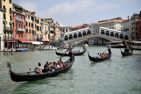 Gôndolas diante da Ponte di Rialto, no centro histórico de Veneza