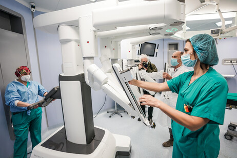 El robot Da Vinci, tiene récord de precisión y de cirugías (ANSA)