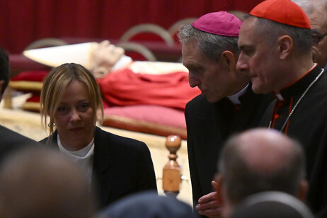 Meloni durante funeral do papa emérito Bento XVI