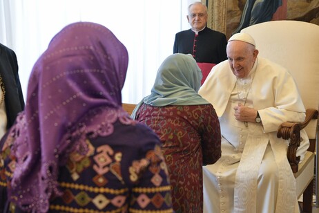 Papa durante encontro com mulheres no Vaticano