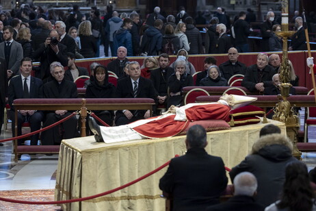 Corpo de Bento XVI exposto na Basílica de São Pedro durante funeral