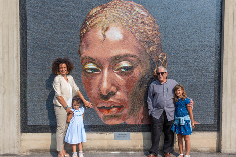 Mosaico em Milão homenageia Donyale Luna, primeira top model negra e musa de Fellini