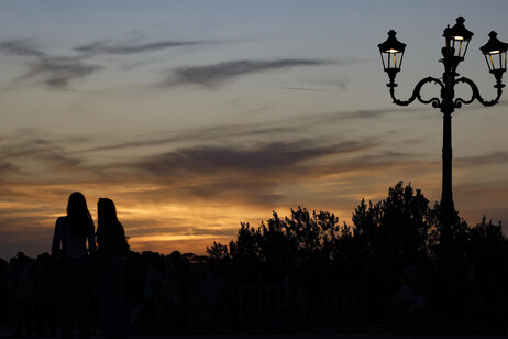 Italianos apreciam pôr do sol próximo do Vaticano