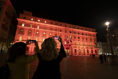 Tumore seno, Palazzo Chigi si illumina di rosa