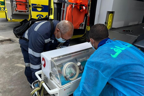 Evacuação de recém-nascido de hospital da Faixa de Gaza, em foto de arquivo