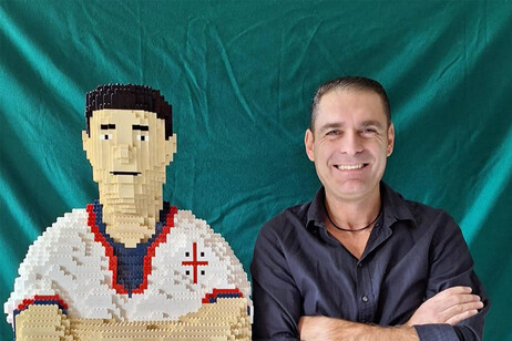 Un busto in Lego per gli auguri di compleanno a Gigi Riva