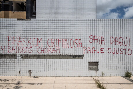 Pichação contra Braskem em bairro abandonado em Maceió