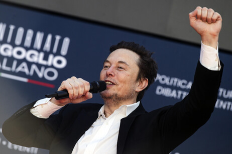 O bilionário Elon Musk durante evento do partido da premiê da Itália, Giorgia Meloni, em dezembro de 2023