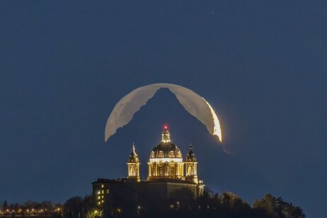 La foto destacada de Turín: la basílica de Superga, la montaña de Monviso y la luna.
