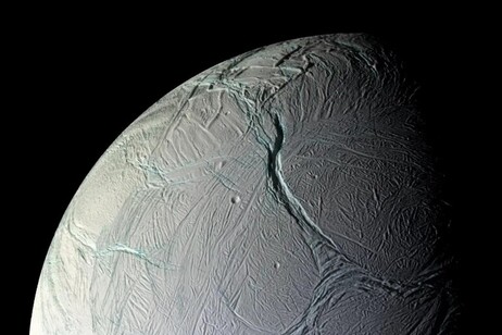 Vista da superfície de Encélado, uma das luas de Saturno
