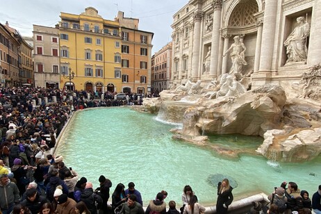 Turistas italianos na Fontana di Trevi, em Roma