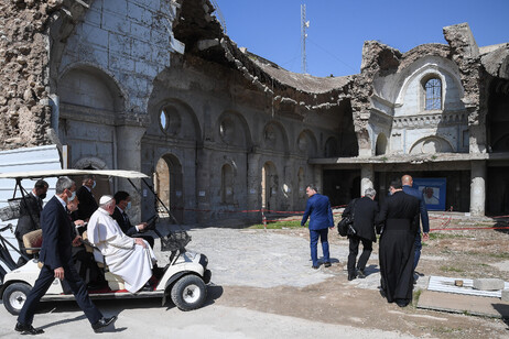 Francisco frente a la destruida catedral católica de Mosul, durante su viaje a Irak en 2021.