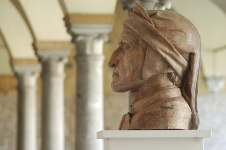 Busto de Dante Alighieri em museu de Ravenna
