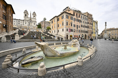 Vista da Piazza di Spagna com a escadaria de Trinità dei Monti ao fundo