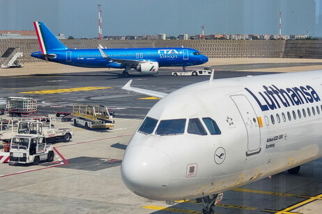 Aviões da Lufthansa e da ITA no Aeroporto de Roma-Fiumicino