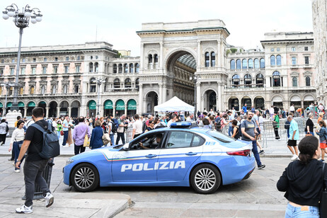 Viatura diante da Galleria Vittorio Emanuele II, em Milão