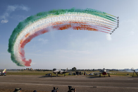 Esquadrão acrobático celebra centenário da Força Aérea Italiana