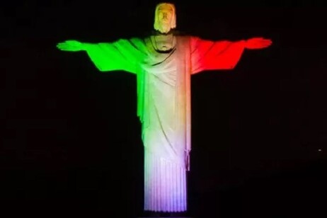 Cristo Redentor com as cores da bandeira italiana