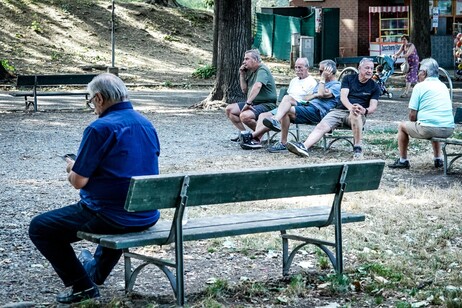 Un grupo de jubilados en una plaza de Turín
