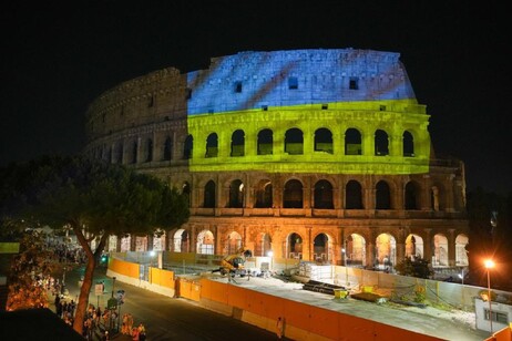 Acea-Roma capitale, luci sul Colosseo con i colori dell'Ucraina