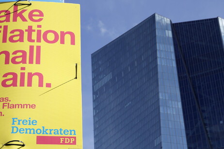Cartaz de protesto contra inflação diante do prédio do BCE em Frankfurt, Alemanha
