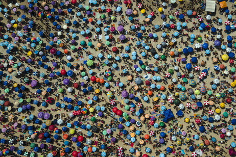 Multidão lota praia de Ipanema, no Rio de Janeiro
