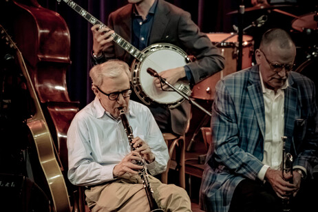 Woody Allen fez show de clarinete com New Orleans Jazz Band em Milão