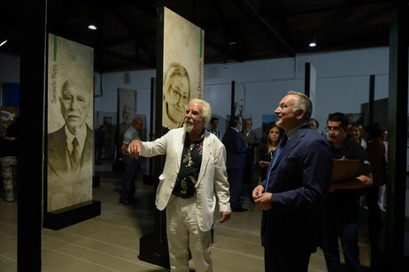 Domenico Fornara e Oliviero Pluviano prestigiam mostra sobre avôs italianos (Foto: Divulgação)