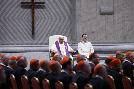 Il Papa in San Pietro per veglia penitenziale pre-Sinodo