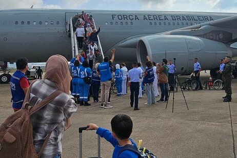 Brasileiros resgatados do Líbano desembarcam em Guarulhos