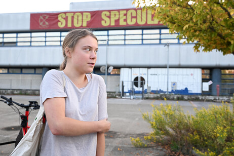 Greta Thunberg em antiga fábrica de peças automotivas na Itália