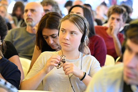 Greta Thunberg participa de assembleia de operários em Campi Bisenzio, na Itália