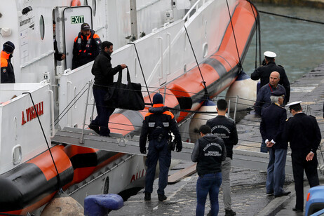 Motovedetta con migranti da Albania arrivata in porto Bari