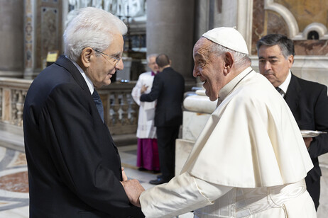 Mattarella e papa Francisco após missa no Vaticano