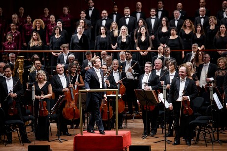 El director, la orquesta y el coro reciben el aplauso del público.