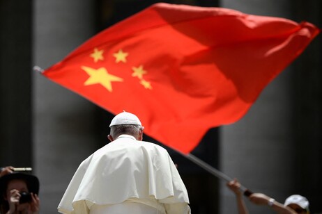 Papa com bandeira da China ao fundo durante audiência geral em 2019