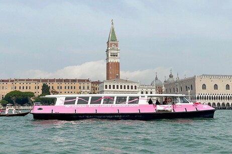 Vaporetto em Veneza em foto de arquivo