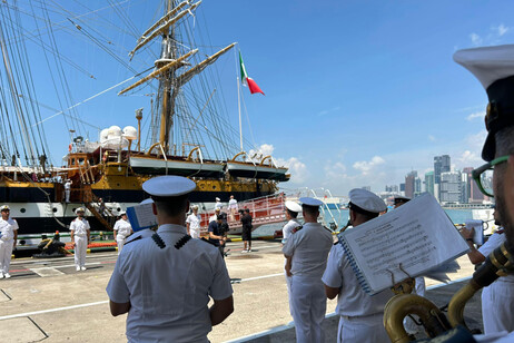 L’Amerigo Vespucci a Singapore