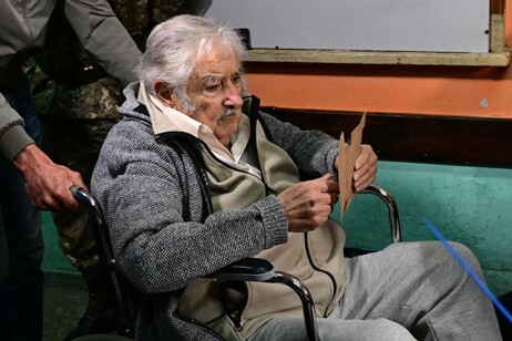 Pepe Mujica luta contra efeitos de câncer no esôfago