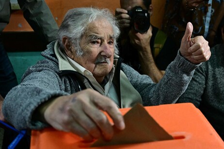 Mujica foi um dos primeiros a votar nesta manhã