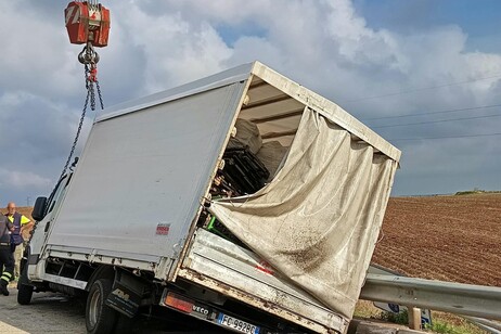 Autocarro si schianta contro guard rail nel Foggiano, 2 morti