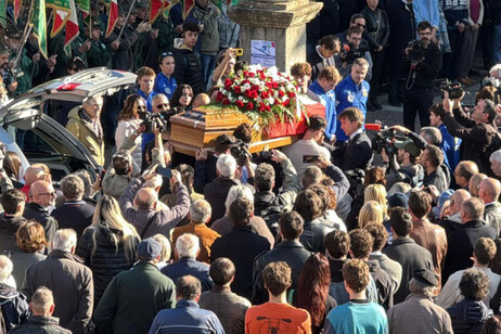 Multidão se reuniu para funeral de jovem atleta