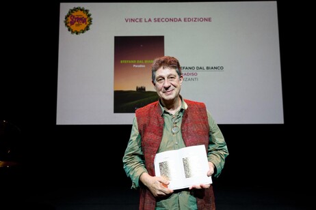 O poeta Stefano Dal Bianco com seu livro 'Paradiso'