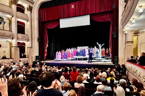 La ópera se representó durante tres días en el Teatro Municipal de Bahía Blanca.