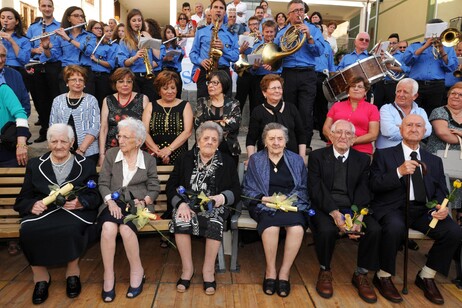 Un pueblo en las afueras de Palermo festeja a sus ancianos de más de cien años.