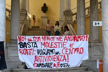 'Basta molestie', studentesse incatenate a rettorato Genova